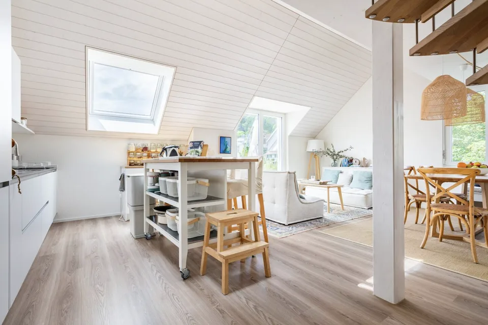 Unique 4.5-Room Duplex Penthouse with Spacious Balcony in Langnau am Albis – foto 5 di 30