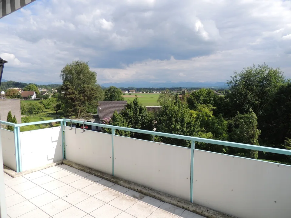Ruhige und sonnige 3 ½- Zimmer-Wohnung mit herrlicher Weitsicht in die Berge – Foto 2 von 11