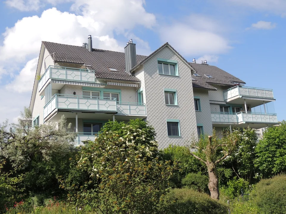 Ruhige und sonnige 3 ½- Zimmer-Wohnung mit herrlicher Weitsicht in die Berge – Foto 3 von 11