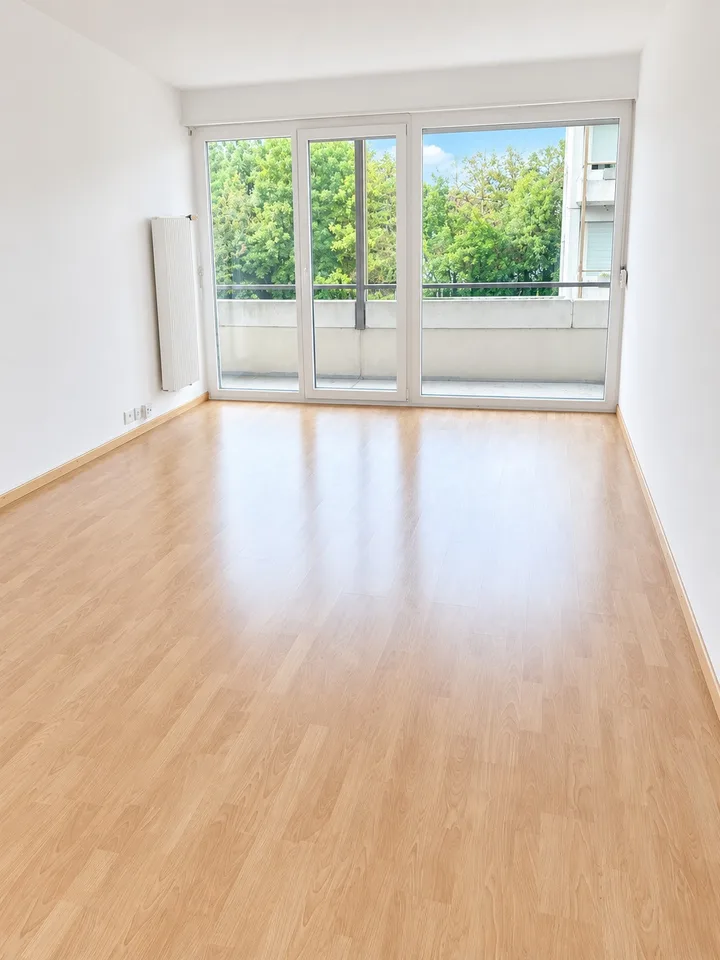 Zentrale Lage, geräumig und hell – Foto 2 von 5