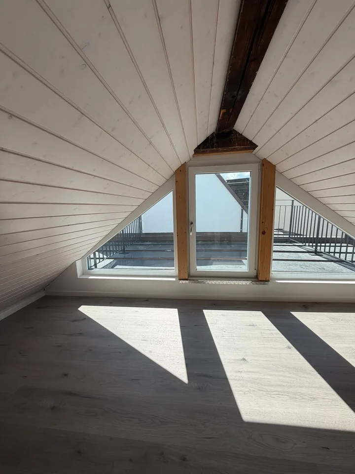 Moderne 3-Zimmer-Duplexwohnung mit Terrasse, Galerie & Klimaanlage an der Langstrasse – Foto 8 von 9
