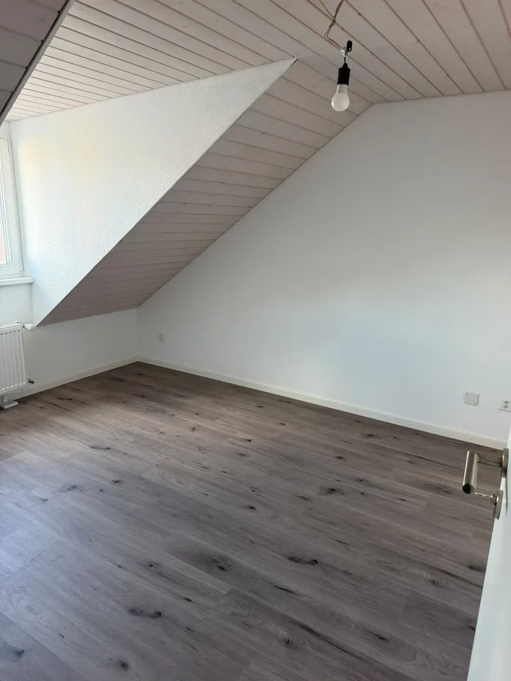 Moderne 3-Zimmer-Duplexwohnung mit Terrasse, Galerie & Klimaanlage an der Langstrasse – Foto 3 von 9