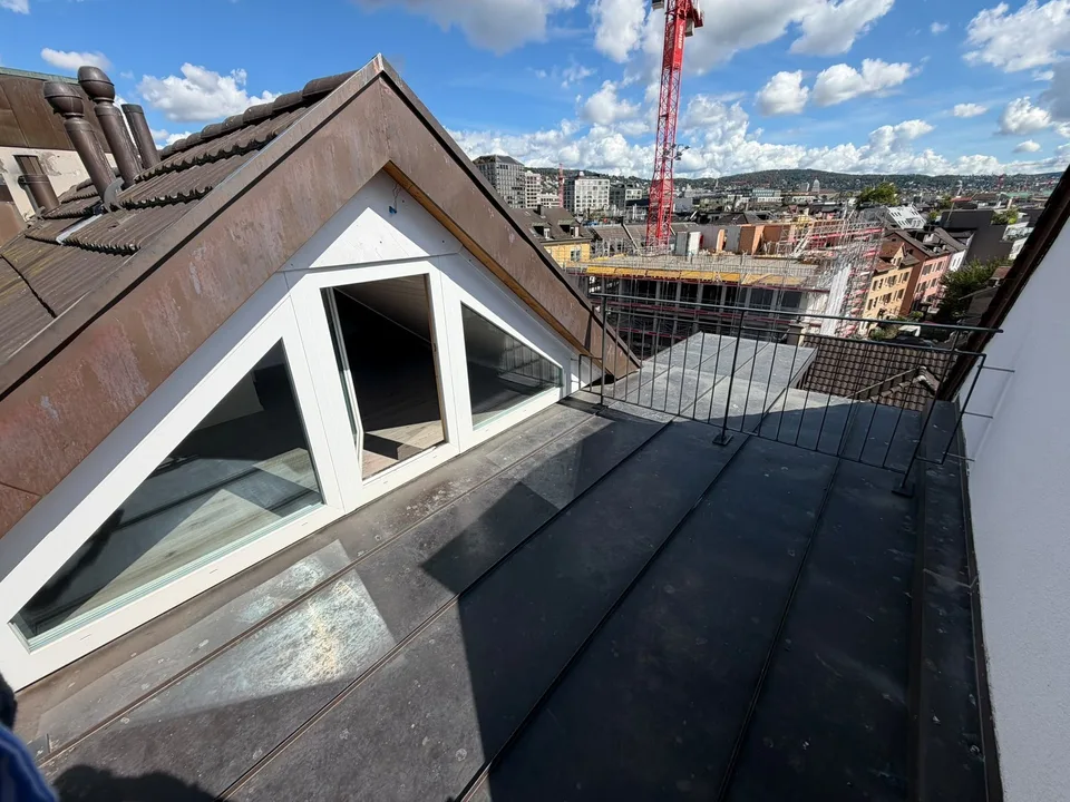 Moderne 3-Zimmer-Duplexwohnung mit Terrasse, Galerie & Klimaanlage an der Langstrasse – Foto 4 von 9