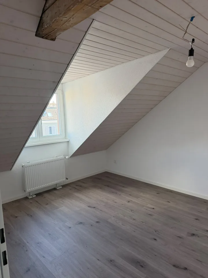Moderne 3-Zimmer-Duplexwohnung mit Terrasse, Galerie & Klimaanlage an der Langstrasse – Foto 2 von 9
