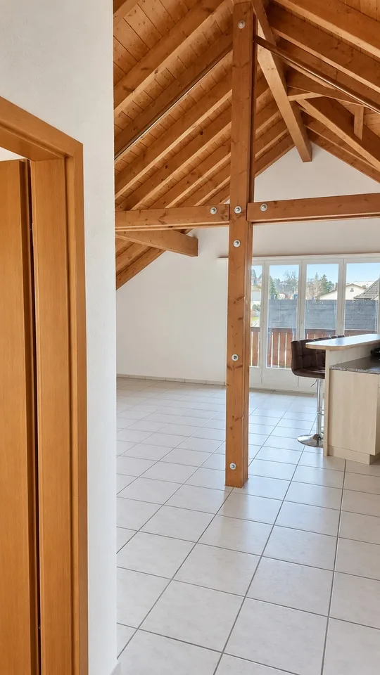 Charmante Dachwohnung mit Sichtbalken, Balkon und viel Wohnkomfort – Foto 4 von 10