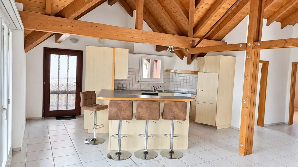 Charmante Dachwohnung mit Sichtbalken, Balkon und viel Wohnkomfort – Foto 2 von 10