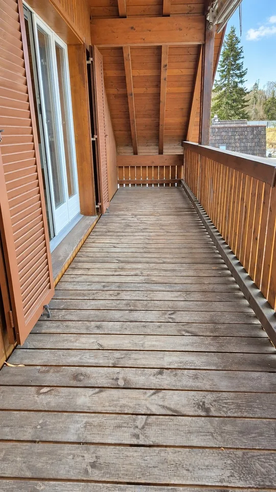 Charmante Dachwohnung mit Sichtbalken, Balkon und viel Wohnkomfort – Foto 10 von 10