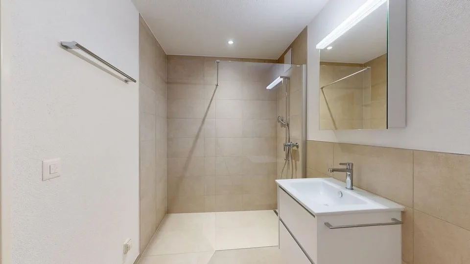 Modernes Wohnen im Neubau: 1.5-Zimmer-Wohnung mit Balkon im 3. OG – Foto 6 von 12