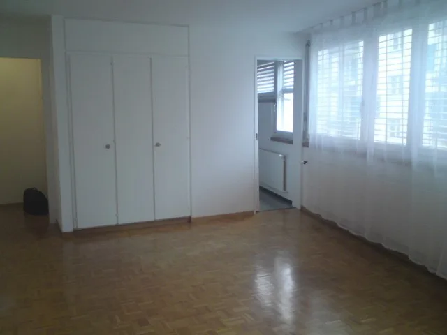 PER 01.11.2026 SCHÖNE GROSSE 1.5 ZIMMER WOHNUNG IN DER STADT ZÜRICH KR.3 ZU VERMIETEN – foto 2 di 8