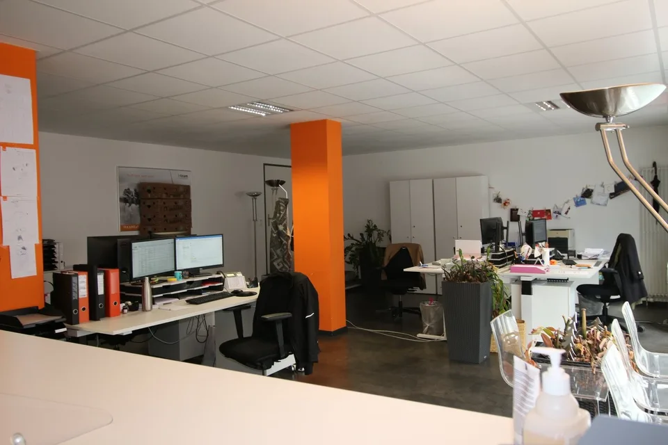 SURFACE COMMERCIALE D'ENV. 159 M² AU REZ AVEC GRANDES VITRINES – photo 4 sur 5