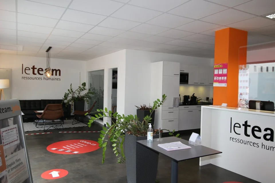 SURFACE COMMERCIALE D'ENV. 159 M² AU REZ AVEC GRANDES VITRINES – photo 3 sur 5