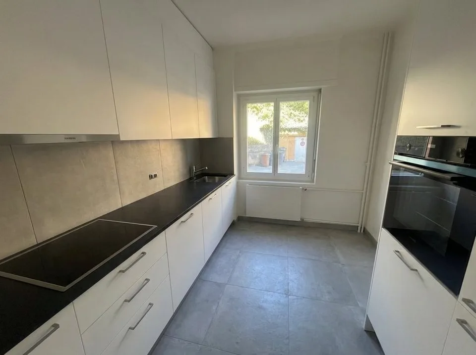 Charmant 2.5 pièces en cours de rénovation avec jardin – Foto 2 von 7
