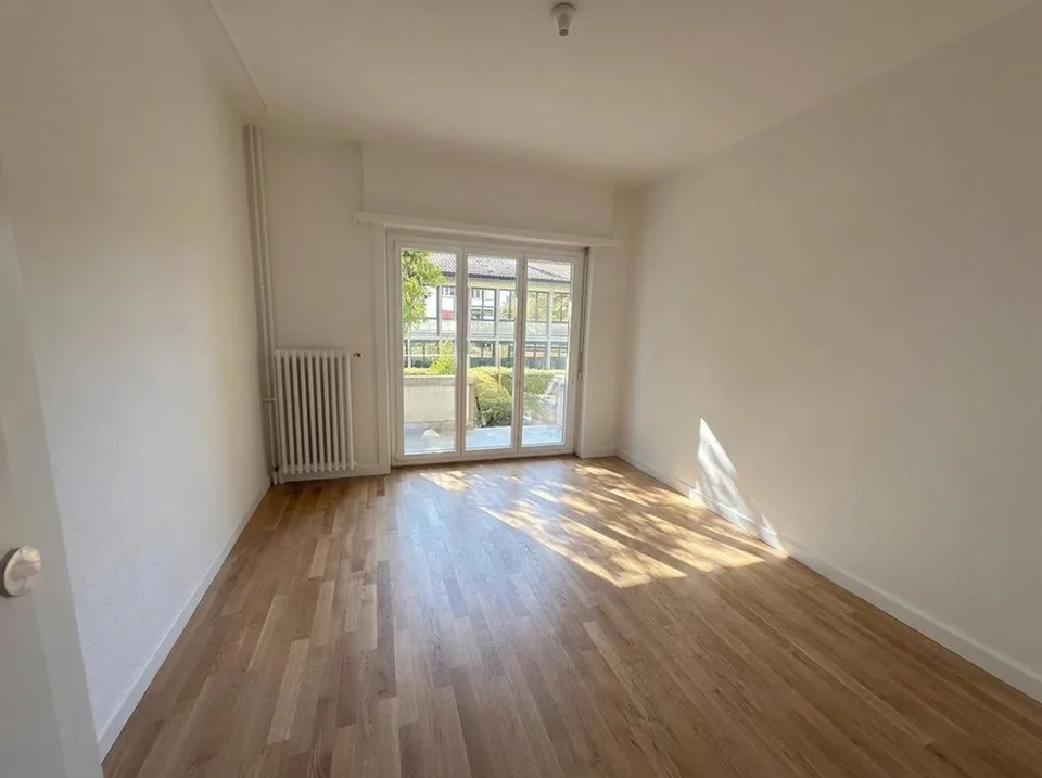 Charmant 2.5 pièces en cours de rénovation avec jardin – Foto 4 von 7
