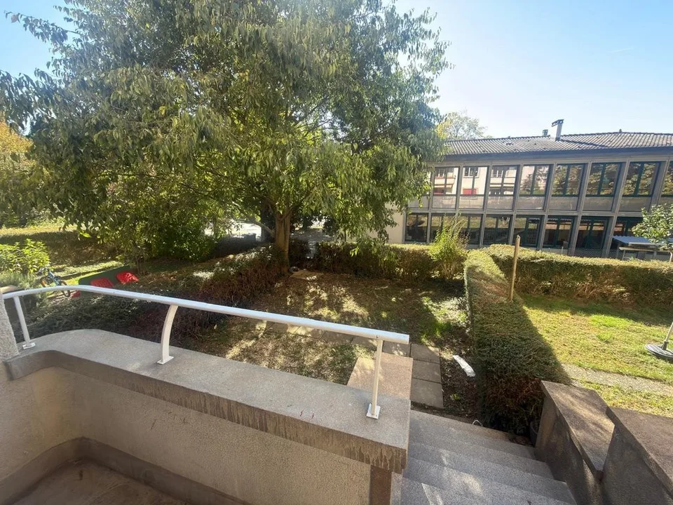 Charmant 2.5 pièces en cours de rénovation avec jardin – Foto 5 von 7