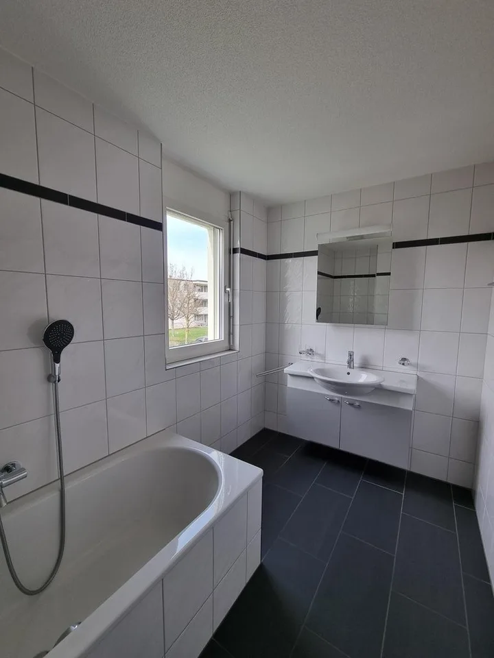 Grosszügige 5.5-Zimmer-Wohnung mit eigenem Sitzplatz – Foto 8 von 12