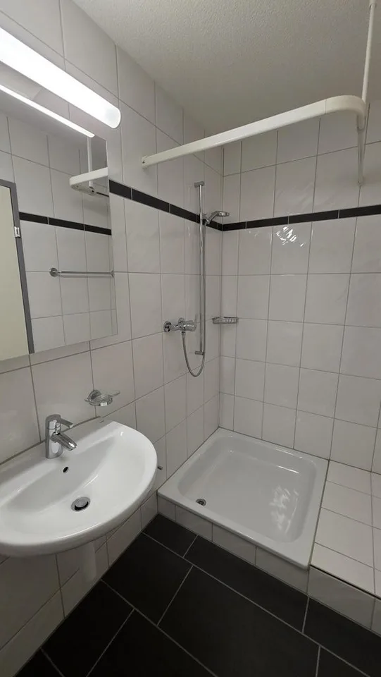 Grosszügige 5.5-Zimmer-Wohnung mit eigenem Sitzplatz – Foto 9 von 12