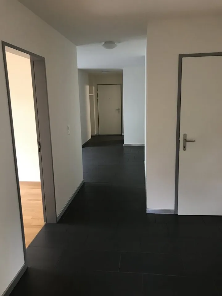 Grosszügige 5.5-Zimmer-Wohnung mit eigenem Sitzplatz – Foto 6 von 12