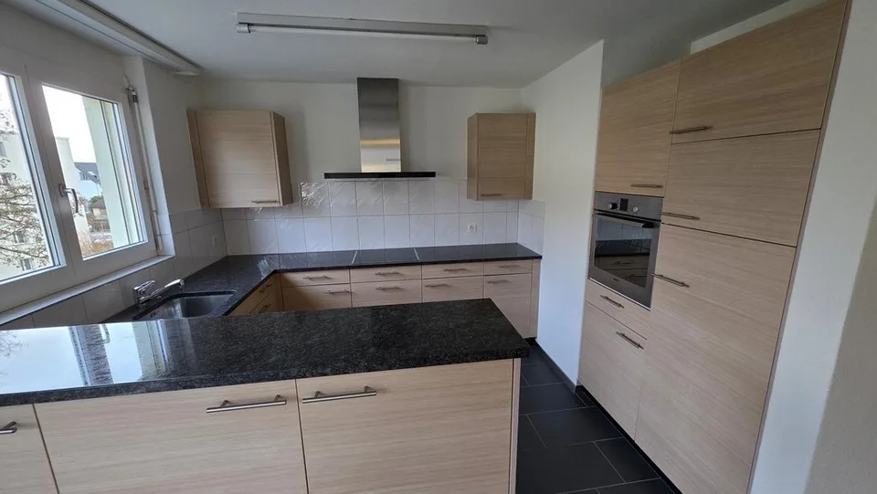 Grosszügige 5.5-Zimmer-Wohnung mit eigenem Sitzplatz – Foto 3 von 12