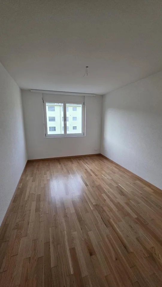 Grosszügige 5.5-Zimmer-Wohnung mit eigenem Sitzplatz – Foto 7 von 12