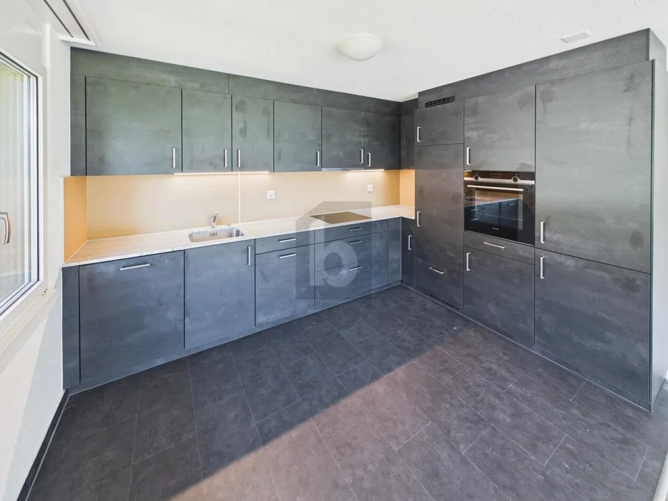 NEU RENOVIERT, GROSSZÜGIG UND MIT AUSSICHT – Foto 3 von 4