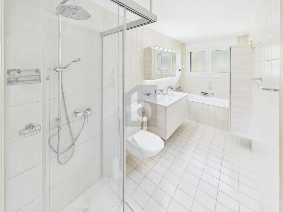 NEU RENOVIERT, GROSSZÜGIG UND MIT AUSSICHT – Foto 4 von 4