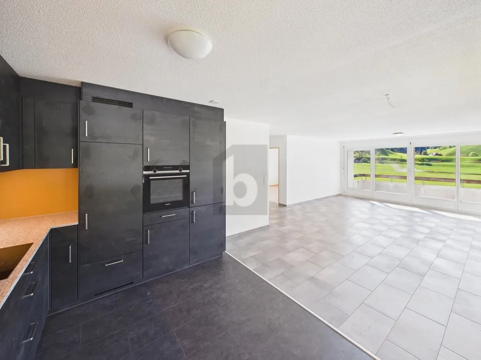 NEU RENOVIERT, GROSSZÜGIG UND MIT AUSSICHT – Foto 2 von 4
