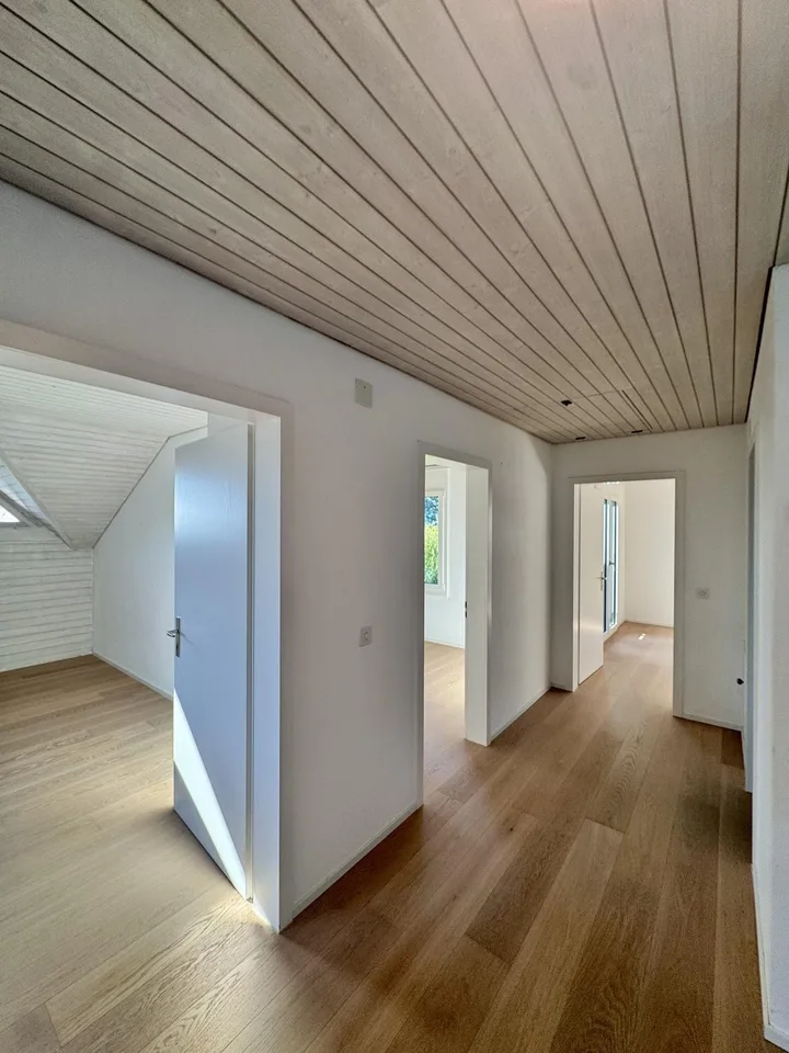 Grosszügiges Einfamilienhaus mit Cheminée, sonnigem Garten und Doppelgarage in Oberwil-Lieli Zu vermieten per sofort – Bündtenmättlistrasse 38, 8966 Oberwil-Lieli – Foto 7 von 14
