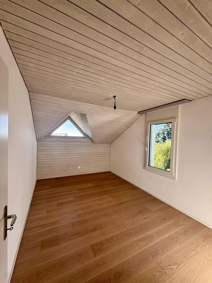 Grosszügiges Einfamilienhaus mit Cheminée, sonnigem Garten und Doppelgarage in Oberwil-Lieli Zu vermieten per sofort – Bündtenmättlistrasse 38, 8966 Oberwil-Lieli – Foto 9 von 14