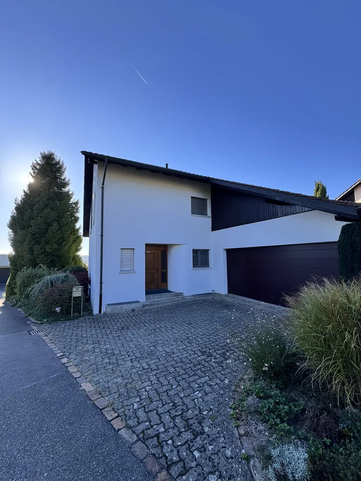 Grosszügiges Einfamilienhaus mit Cheminée, sonnigem Garten und Doppelgarage in Oberwil-Lieli Zu vermieten per sofort – Bündtenmättlistrasse 38, 8966 Oberwil-Lieli – Foto 2 von 14