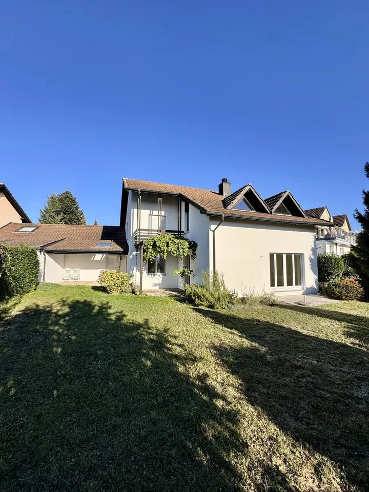 Grosszügiges Einfamilienhaus mit Cheminée, sonnigem Garten und Doppelgarage in Oberwil-Lieli Zu vermieten per sofort – Bündtenmättlistrasse 38, 8966 Oberwil-Lieli – Foto 3 von 14