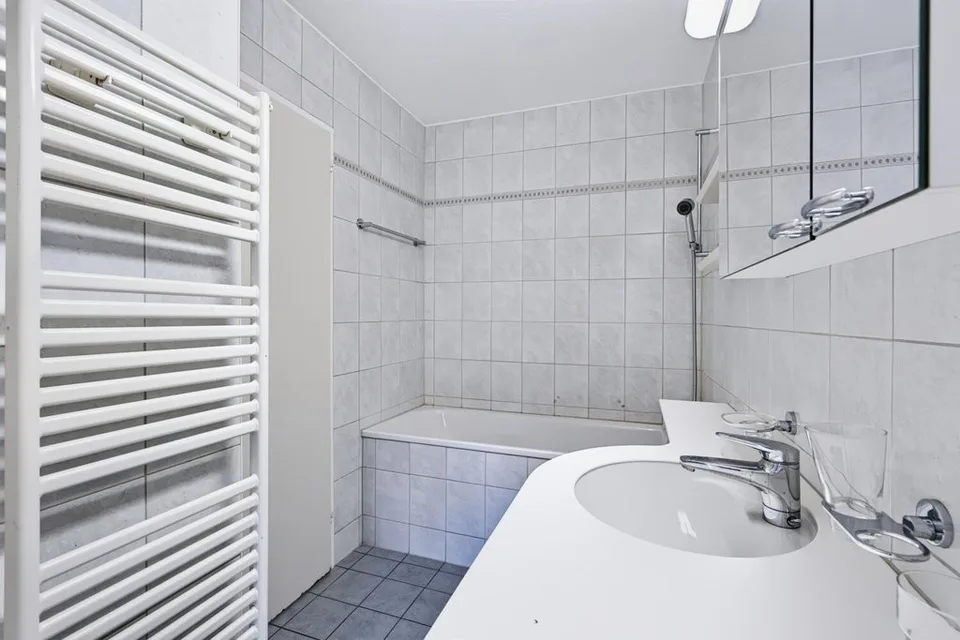 Mit Lift, Geschirrspüler, gedecktem Balkon und vielem Mehr! – Foto 5 von 12