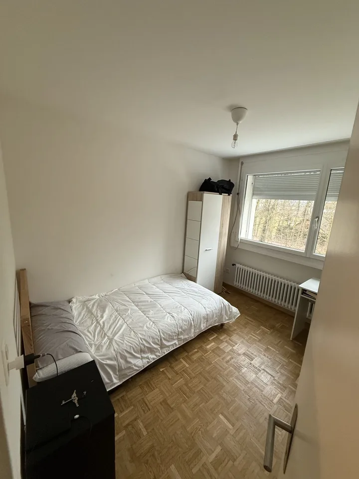 🏡 Furnished Room Available in a Shared Apartment | Kirchweg 79, 8102 Oberengstringen – Foto 1 von 5