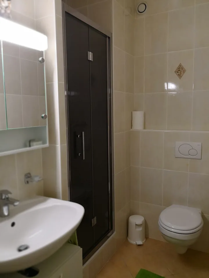 Bright and comfortable bedroom + Private bathroom – Foto 3 von 3