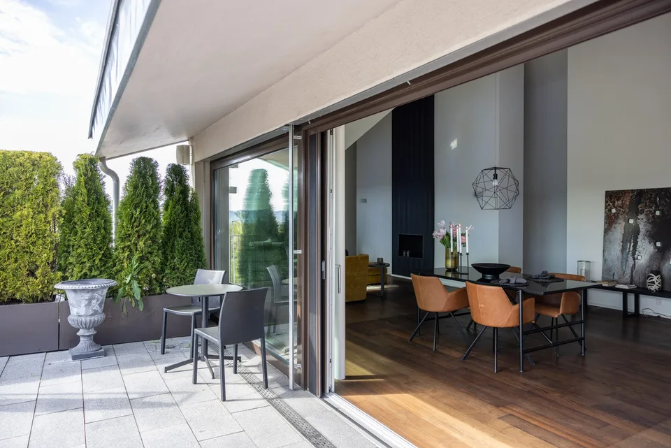 Exklusive 5.5-Zimmer-Attikawohnung mit grosser Terrasse und Weitsicht in Zumikon – Foto 5 von 13