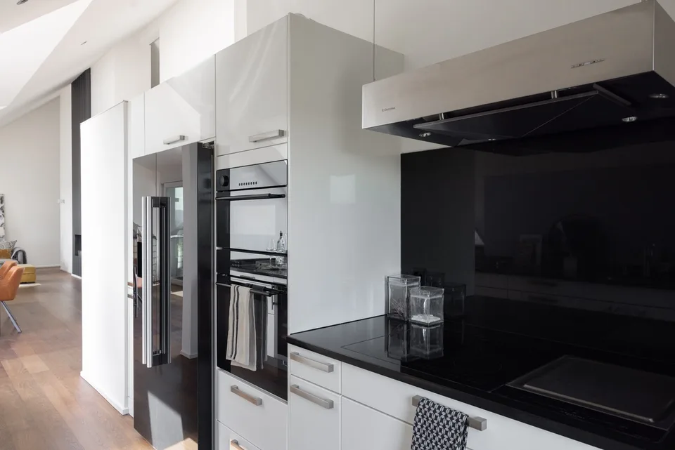 Exklusive 5.5-Zimmer-Attikawohnung mit grosser Terrasse und Weitsicht in Zumikon – Foto 7 von 13