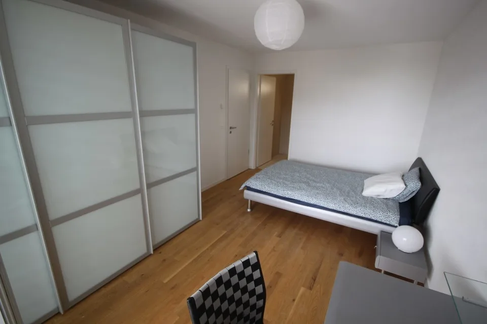 Grande Chambre avec salle de bain privée – Foto 12 von 13