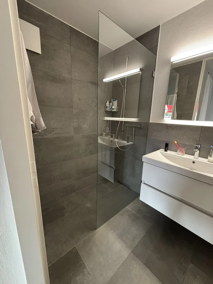 Charmante, ruhige 2,5-Zimmer-Wohnung mit Balkon & Garagenplatz in Birmensdorf ZH – photo 4 of 8