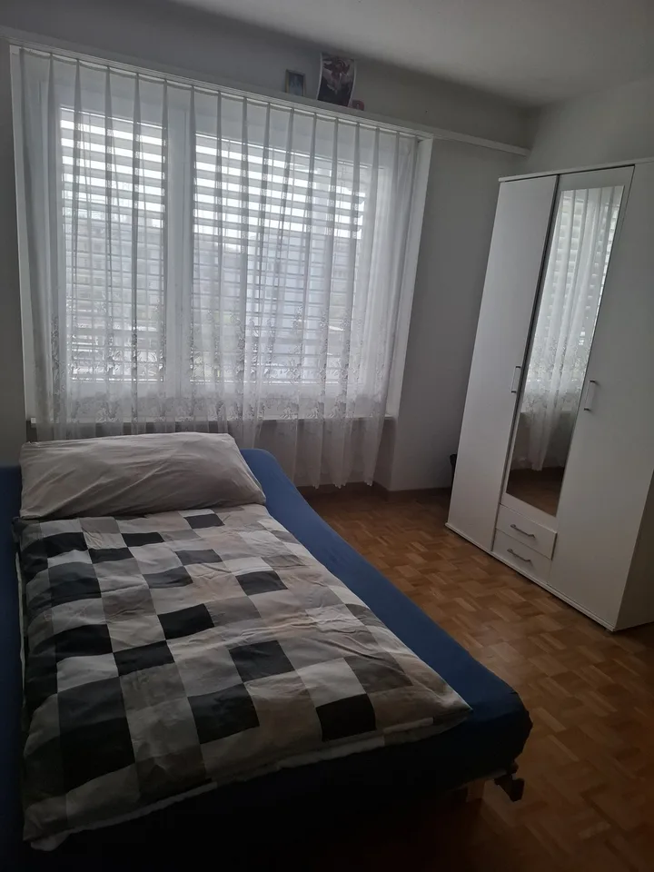 Chambre simple à Effretikon. Cuisine et salle de bain à partager – photo 3 sur 4