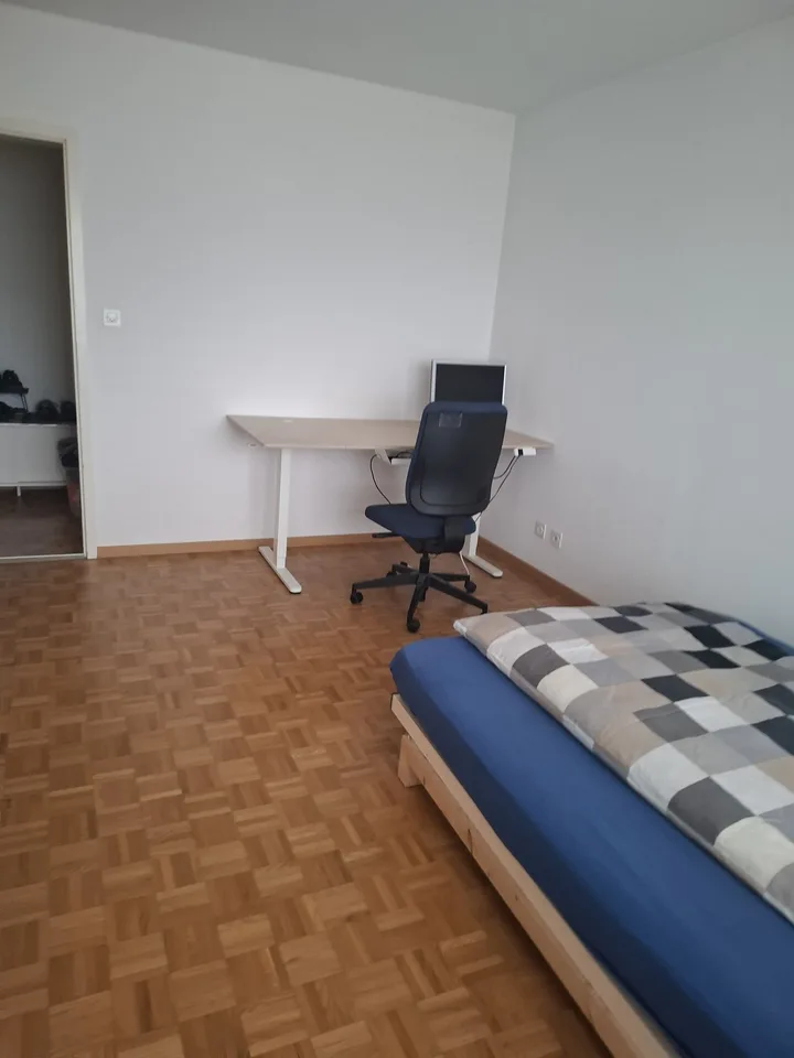 Chambre simple à Effretikon. Cuisine et salle de bain à partager – photo 4 sur 4