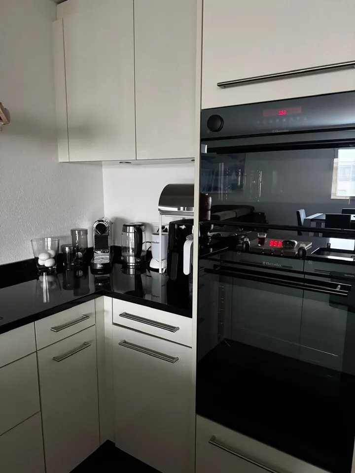 Modernes 1 Zimmer mit Balkon in Apartment in Wollerau – Foto 6 von 7