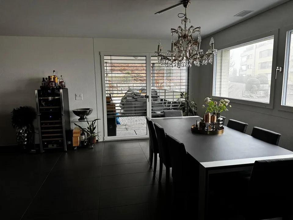 Modernes 1 Zimmer mit Balkon in Apartment in Wollerau – Foto 5 von 7
