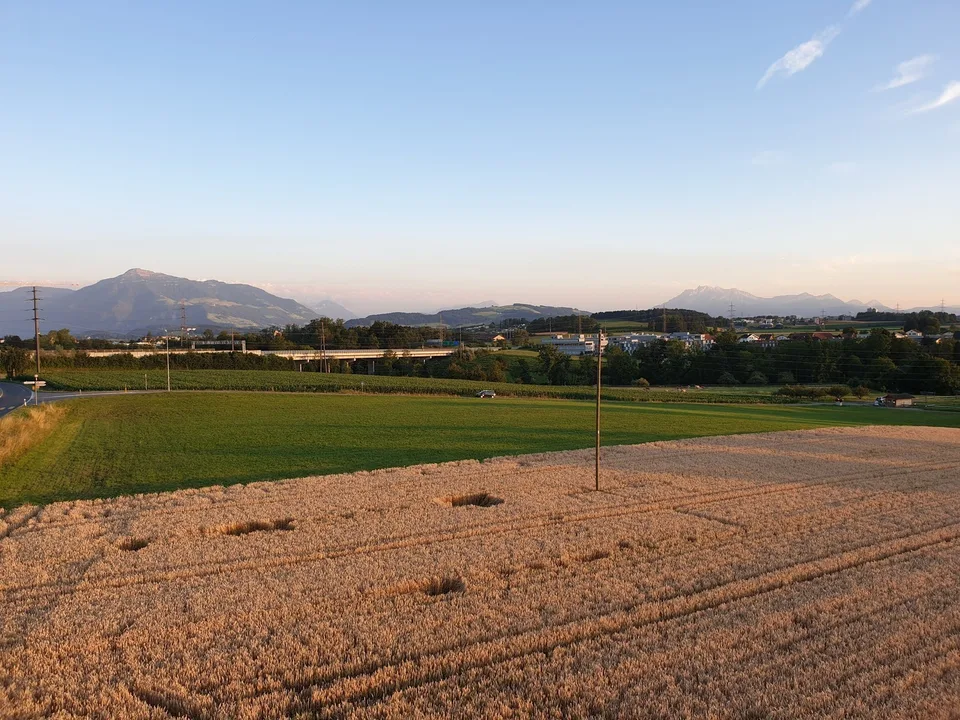 grosse sonnige 3.5 - Z-Wohnung mit Panoramasicht in die Berge – Foto 16 von 18