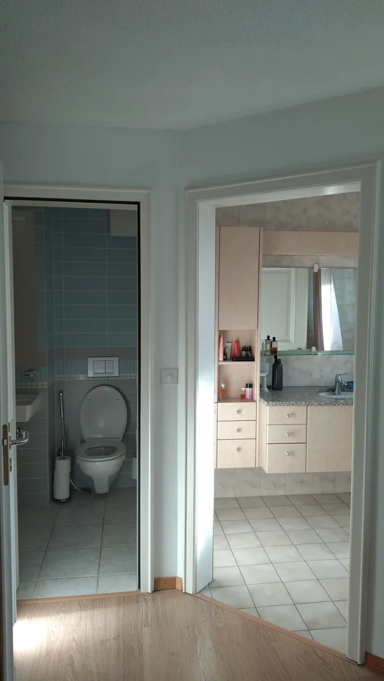 Large furnished room with private bathroom in a very quiet shared flat / Grosses möbliertes Zimmer mit eigenem Badezimmer in einer sehr ruhigen WG – Foto 2 von 6