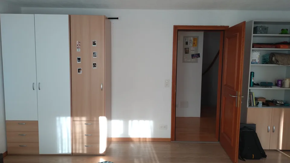 Large furnished room with private bathroom in a very quiet shared flat / Grosses möbliertes Zimmer mit eigenem Badezimmer in einer sehr ruhigen WG – Foto 3 von 6