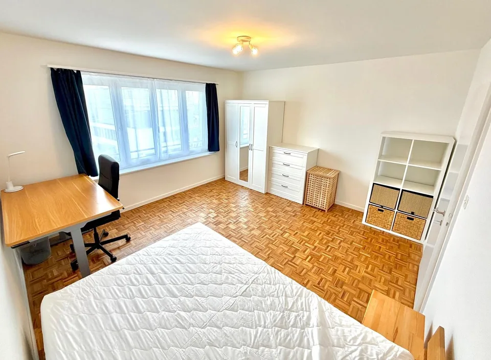 Grosses Zimmer ruhig gelegen mit gutem ÖV Anschluss =) – Foto 2 von 7