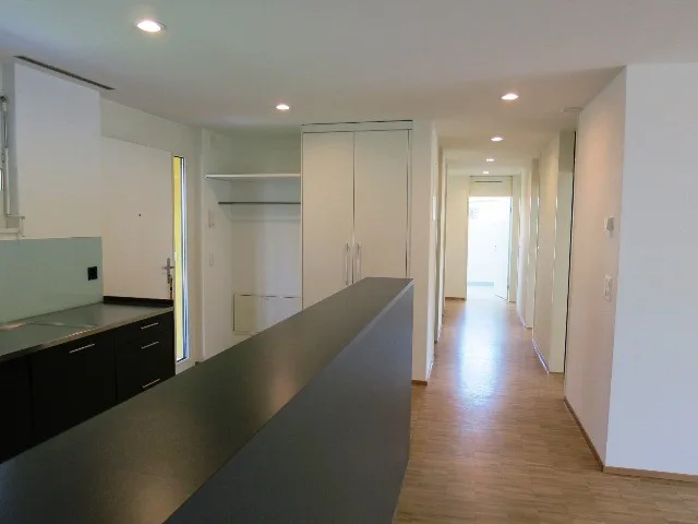 Moderne Wohnung mit grossem Balkon und eigenem Waschturm – Foto 6 von 7