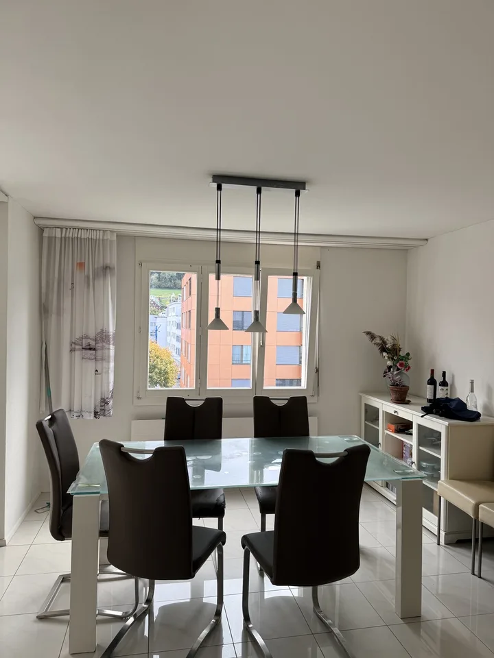 Helles Zimmer in WG in Ebikon – Foto 2 von 9