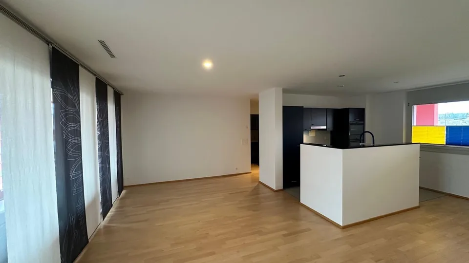 Sonnige 2.5-Zimmer-Wohnung mit Südbalkon und eigener Waschküche – photo 3 sur 15