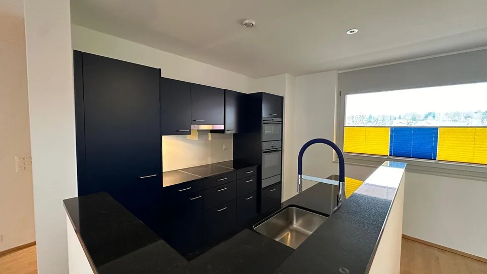 Sonnige 2.5-Zimmer-Wohnung mit Südbalkon und eigener Waschküche – photo 5 sur 15