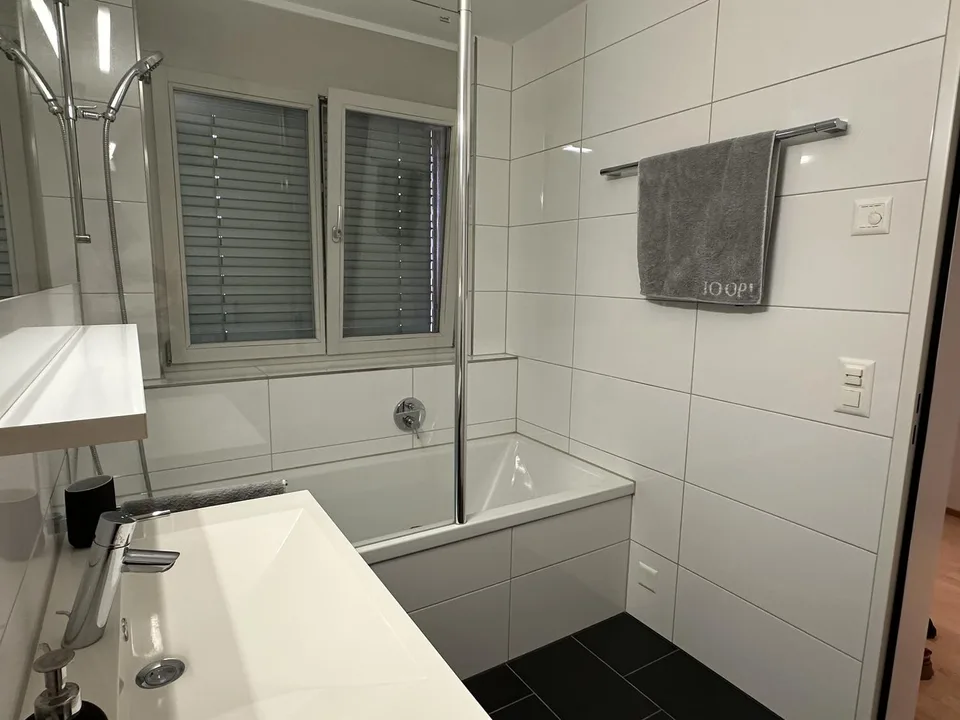 Sonnige 2.5-Zimmer-Wohnung mit Südbalkon und eigener Waschküche – photo 10 sur 15